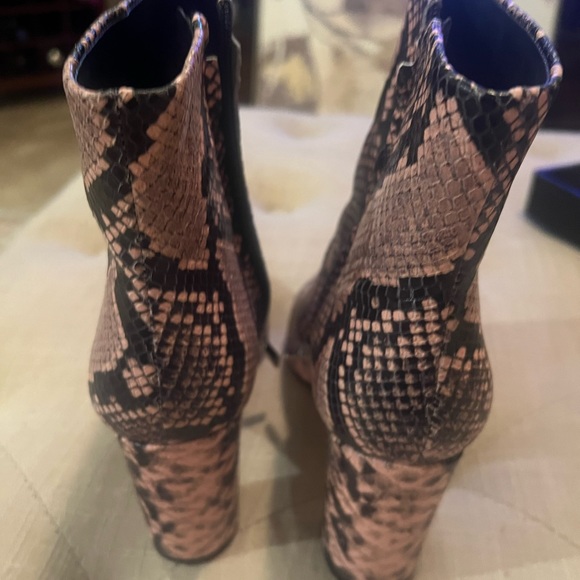 Size 9 Marc fisher new pink/black snake skin pattern with box - Picture 3 of 3